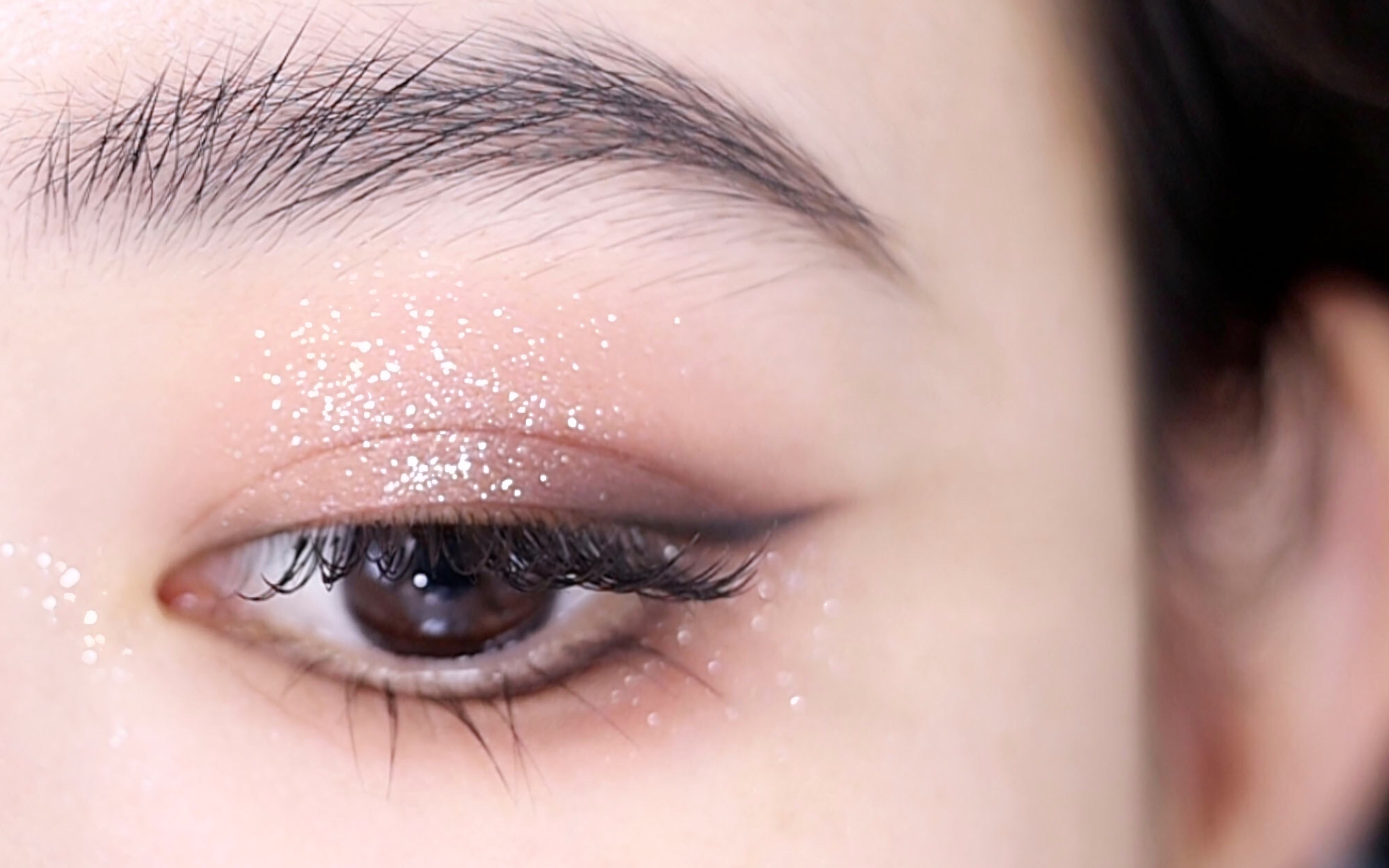 温柔爆闪奶茶粉眼妆 | 破碎感日常约会妆容