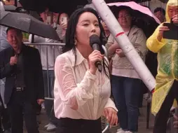 下载视频: 又一場下著大雨全身溼透的商演~洪真英 240511 第一場商演~鐘路區市民日慶祝演出觀眾互動~這場舞台連雨棚都沒有(粉絲短頻)