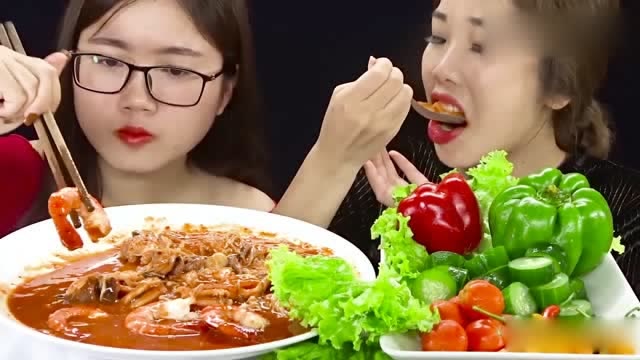 越南吃货姐妹,吃香辣海鲜锅,黑虎虾 章鱼仔,鲜香又美味