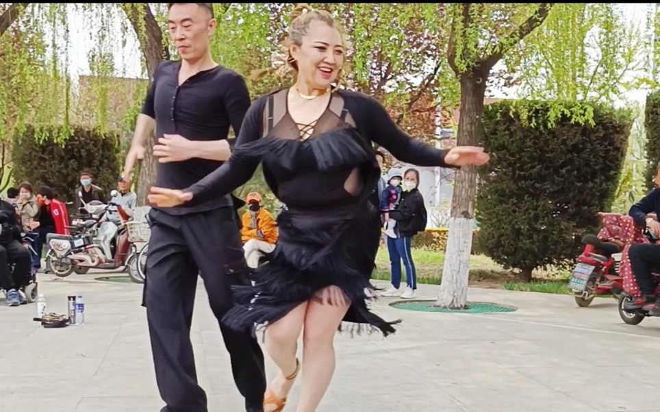 这么胖的女人还这么自信,原因在于舞伴的微表情