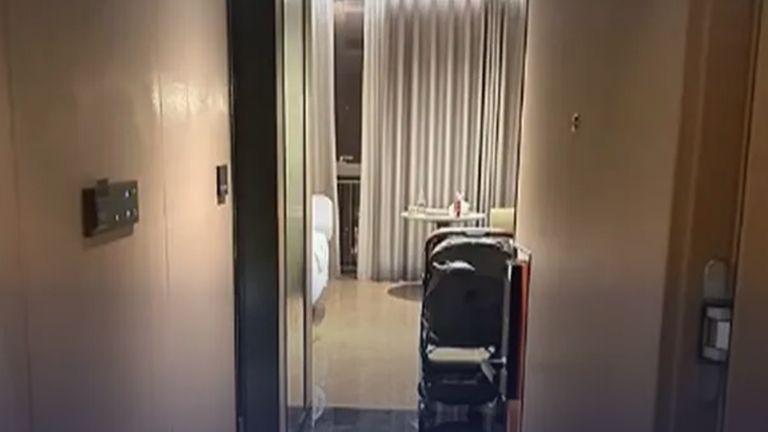 一家三口被困酒店卫生间4小时，求救按钮失灵、喷淋失控，当事人：门怎么砸都砸不烂