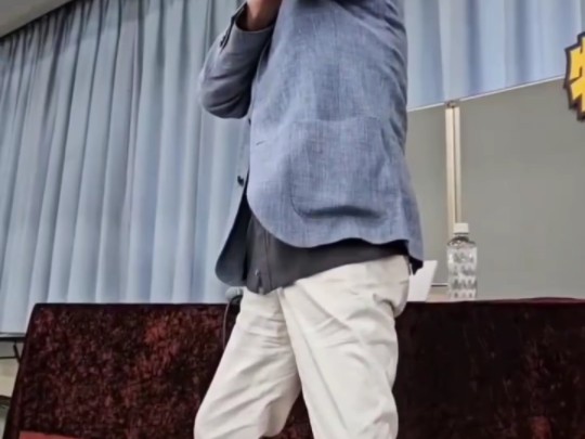 真夏龙老爷子再次变身雷欧奥特曼