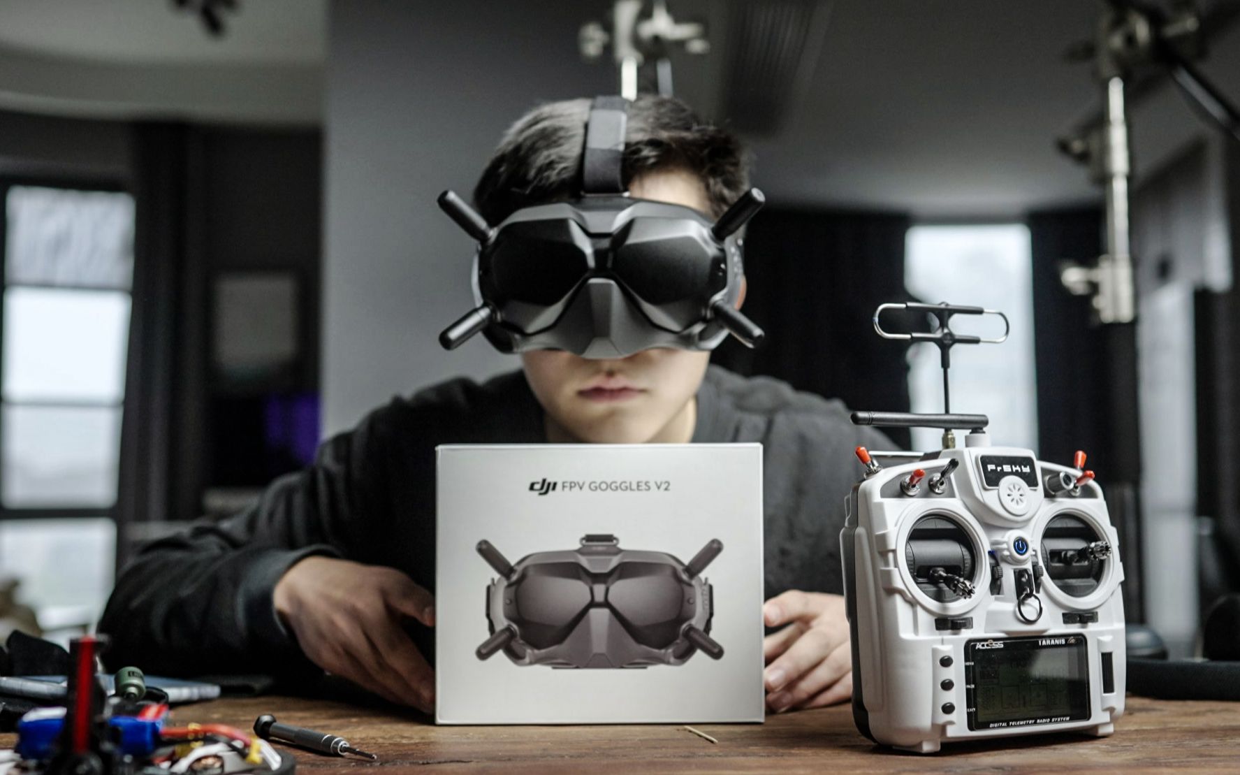 大疆fpv眼镜v2开箱!挤牙膏?还是入坑真香机?