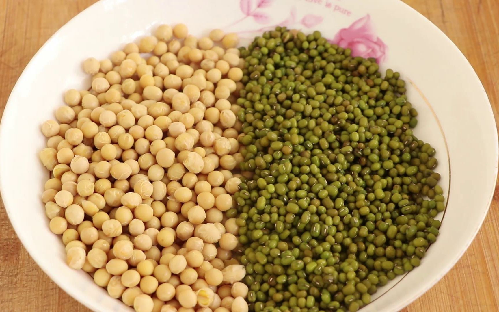 黄豆别只会打豆浆,加一把绿豆,简单一做,香甜松软,营养又好吃