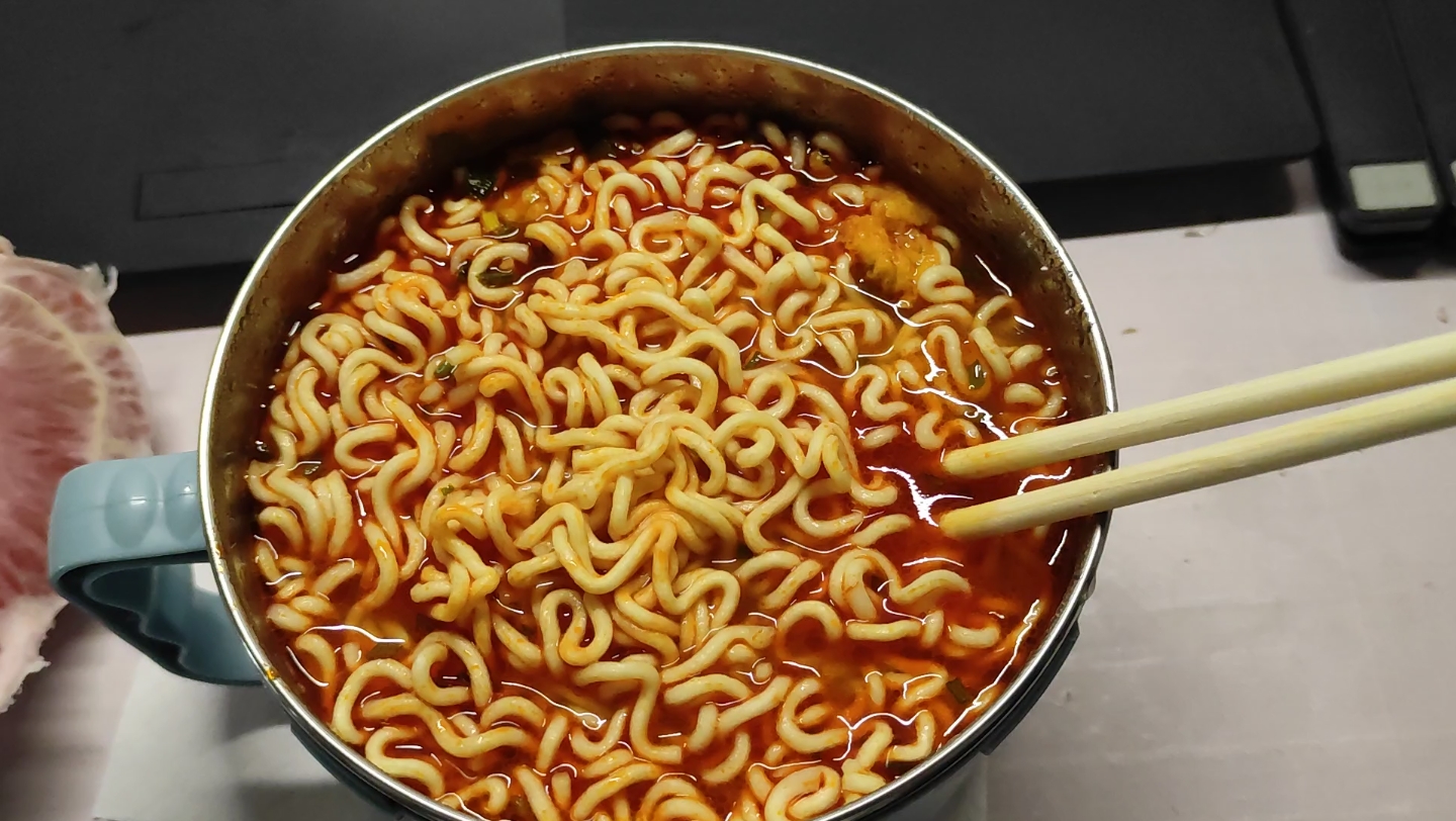 下午的课上完了,回寝室吃泡面看直播,番茄味的泡面嘎嘎好吃