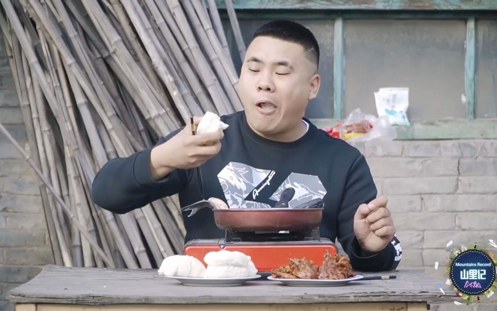 山里记师傅蹭饭用套路,一招把徒弟给支开,这智商不一般啊!