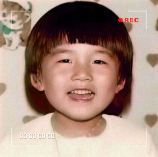 童年照jaychou这个可爱的小男孩你知道是哪位明星吗