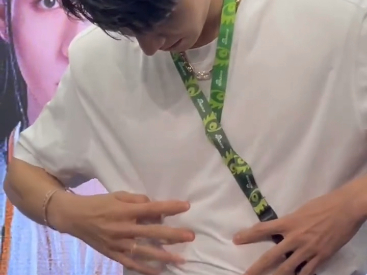 龚俊,你把短袖脱了吧,穿衣服腹肌不明显!龚俊:脱了播不了!