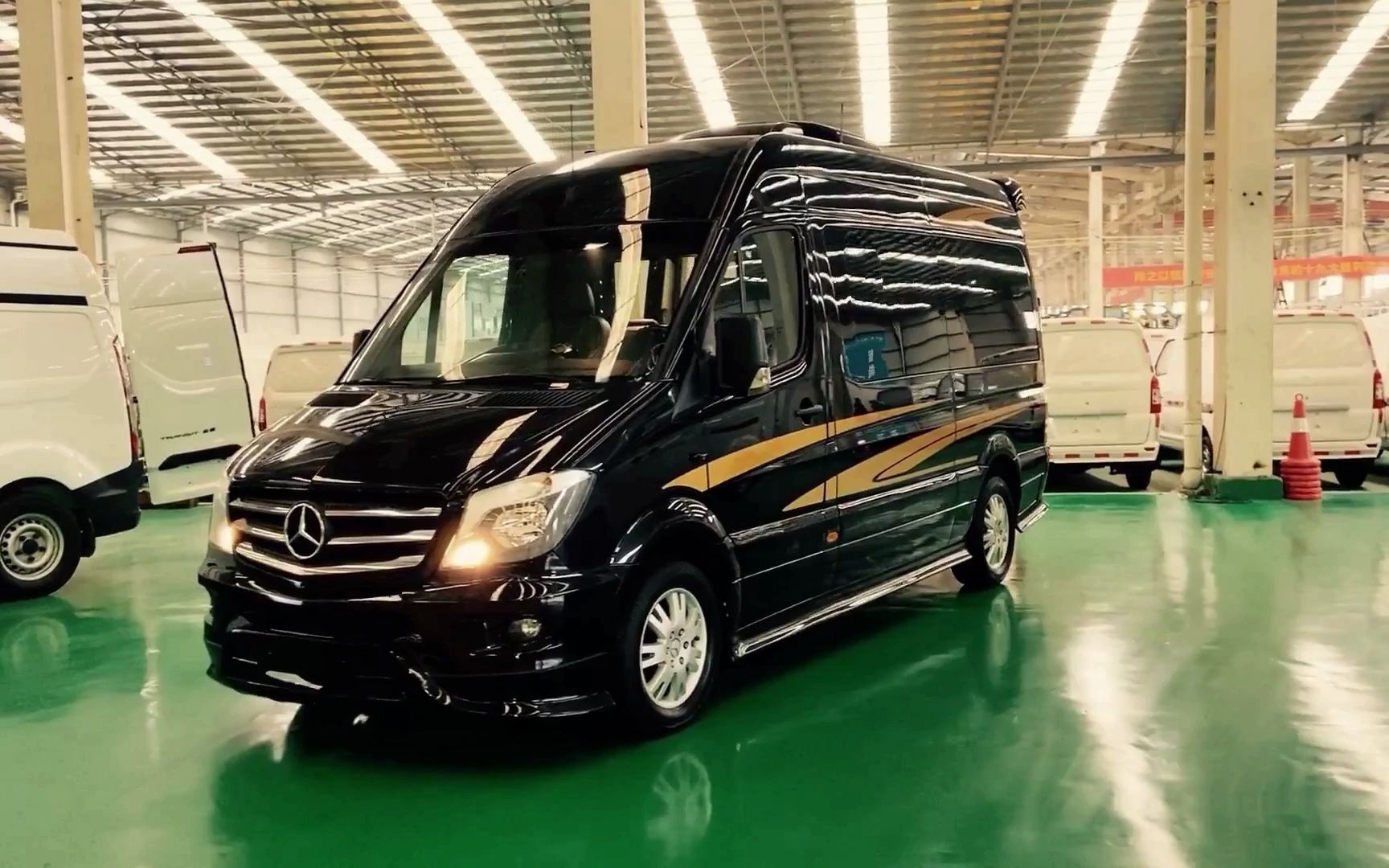 超豪华的9座大奔商务车,当桌椅伸出那刻让人震惊