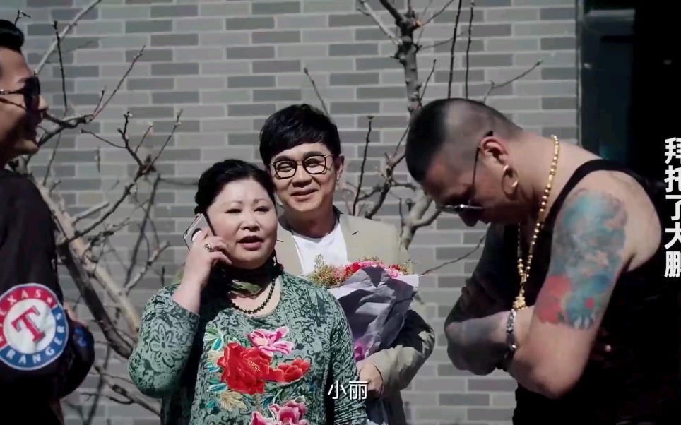 打电话摇人合集,黑老大被人拿枪顶着脑门,马上摇人拿着枪顶回去_哔哩