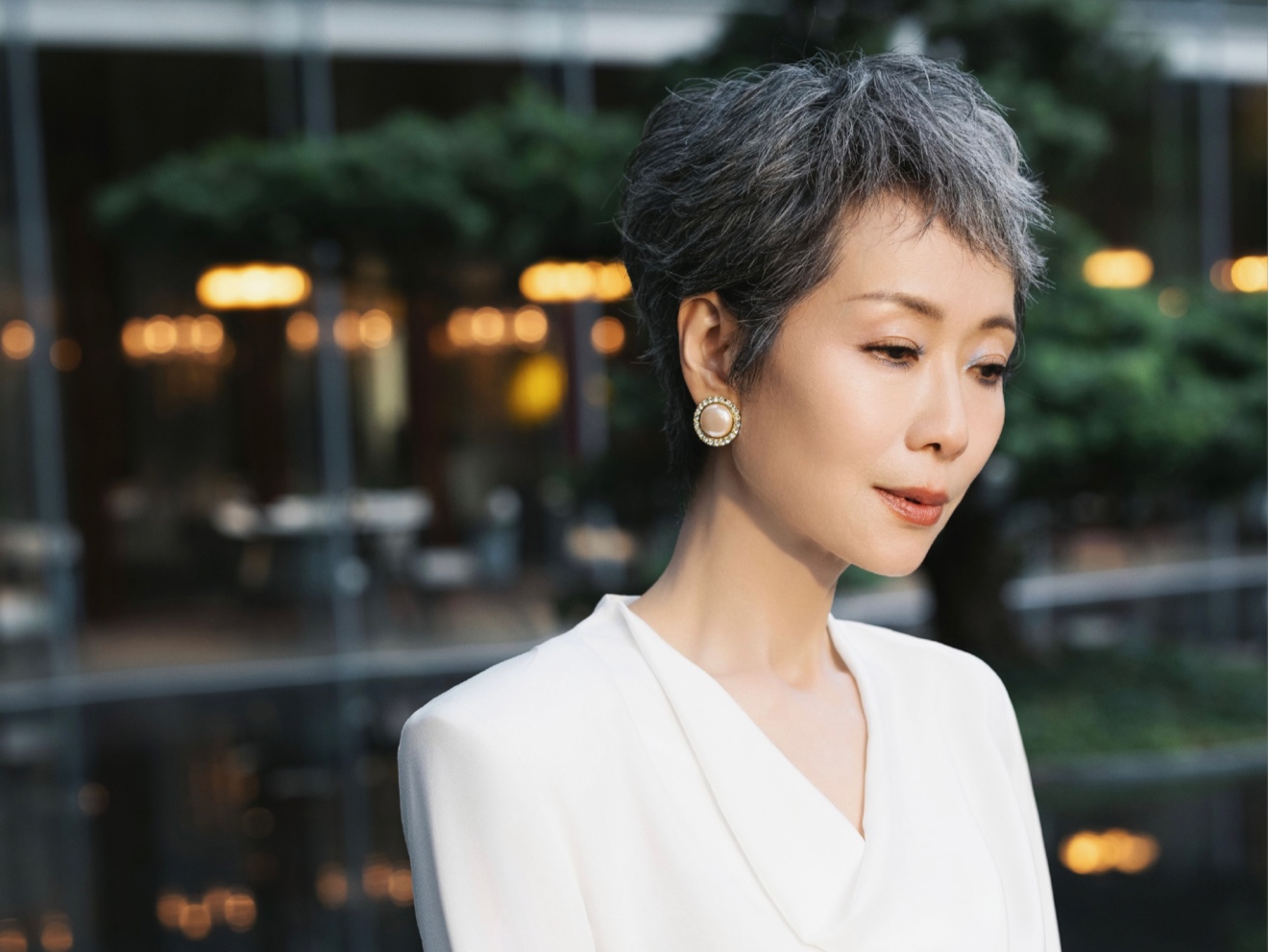 叶童老师,一袭白衣,端庄大气!