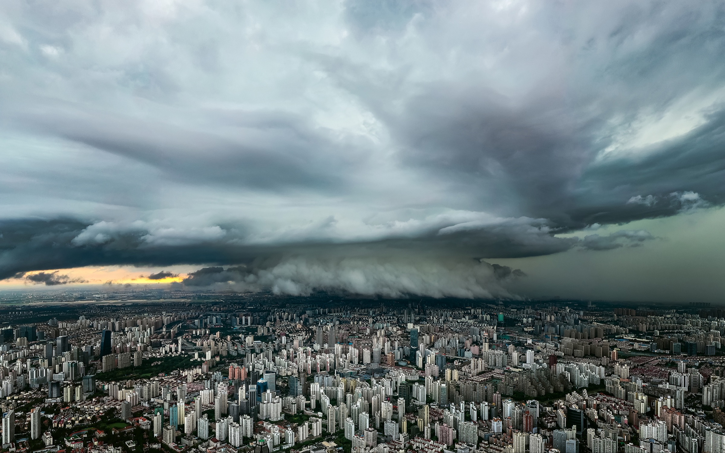 【城市上空的超级单体风暴】戴上95,感受大自然的压迫