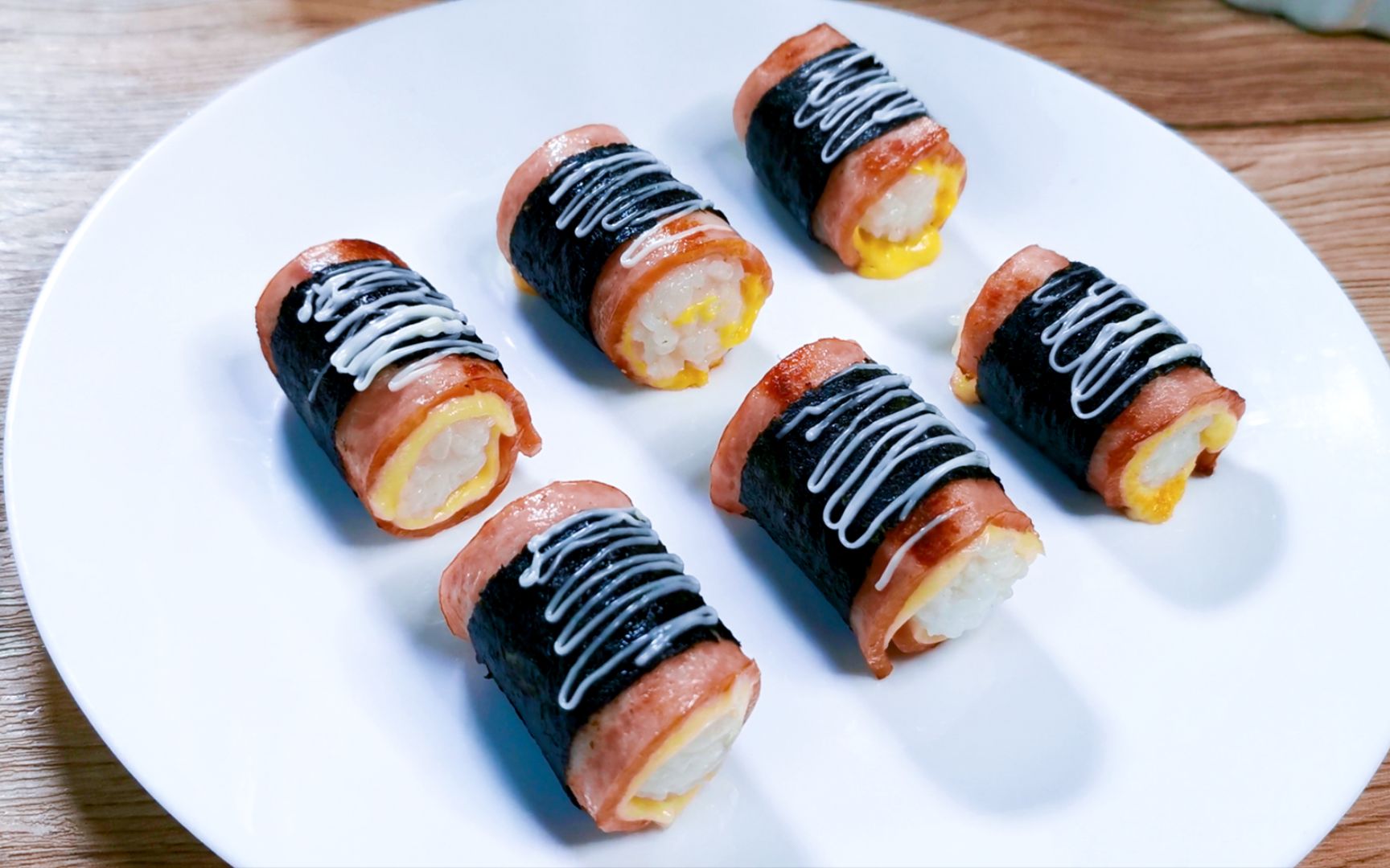 宝宝不吃米饭,拿他的零食,做了一道芝士培根卷,结果一盘不够吃_哔哩