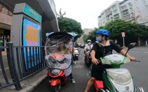 下载视频: 最近雨天多，按雨棚是不安全的，骑车的朋友带好雨衣戴好头盔哦