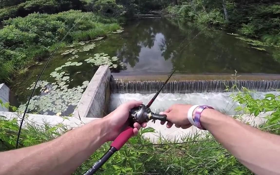 [图]美国小伙教你路边小沟钓大鱼Roadside Small Creek Fishing For Clear Water Bass [720p]