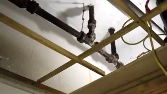 铸铁立管漏水了，用pvc管修一下