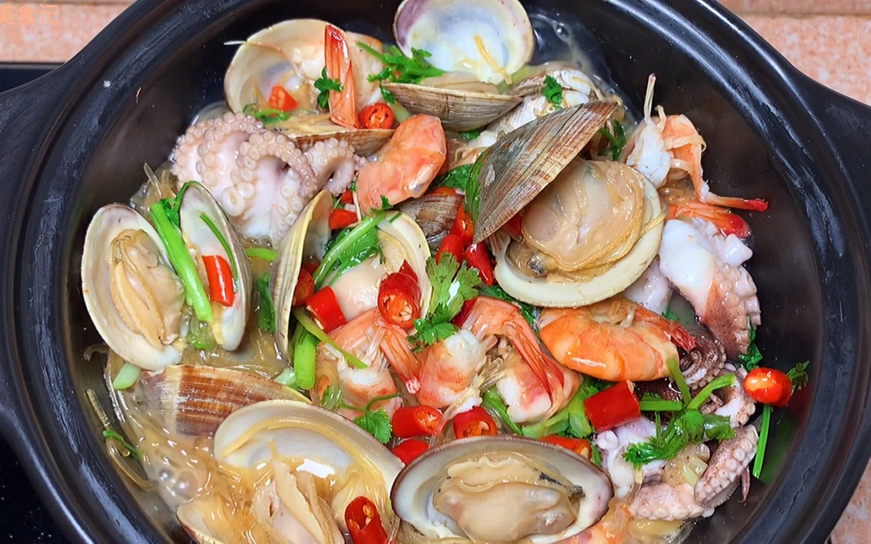 28块准备的家常砂锅海鲜煲,鲜香美味又营养,做法也简单,太值了