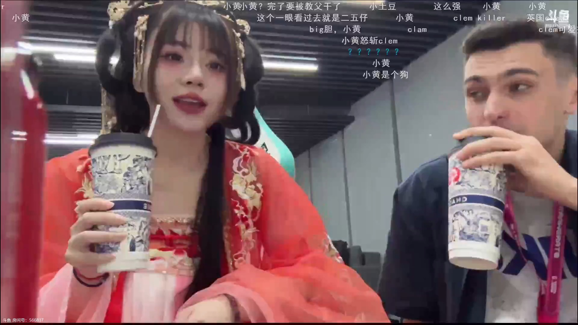 赤小兔穿传统服饰直播和中文很好的老外聊天 总感觉古代宫女招待外使