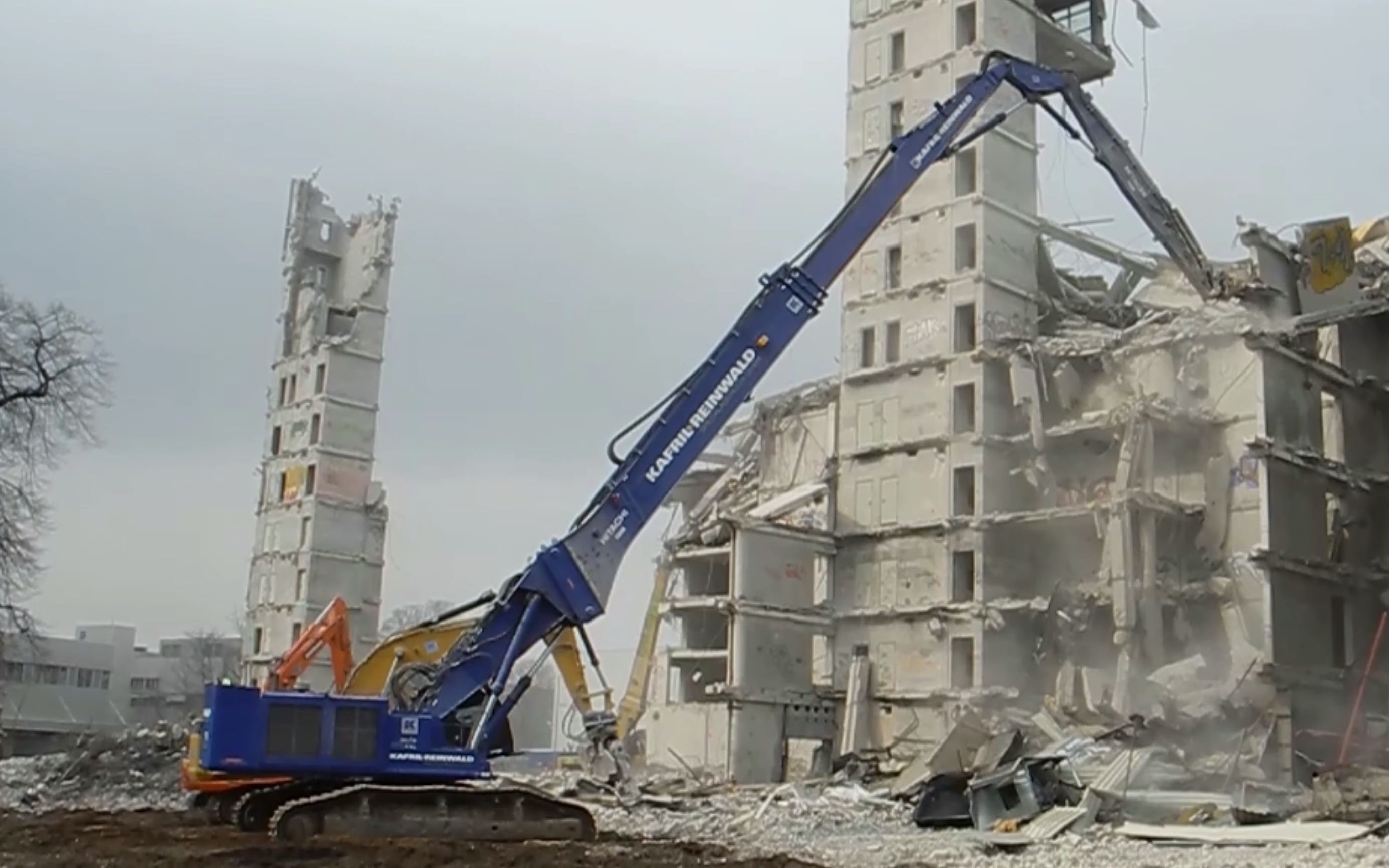 日立zx870长臂挖掘机拆除建筑