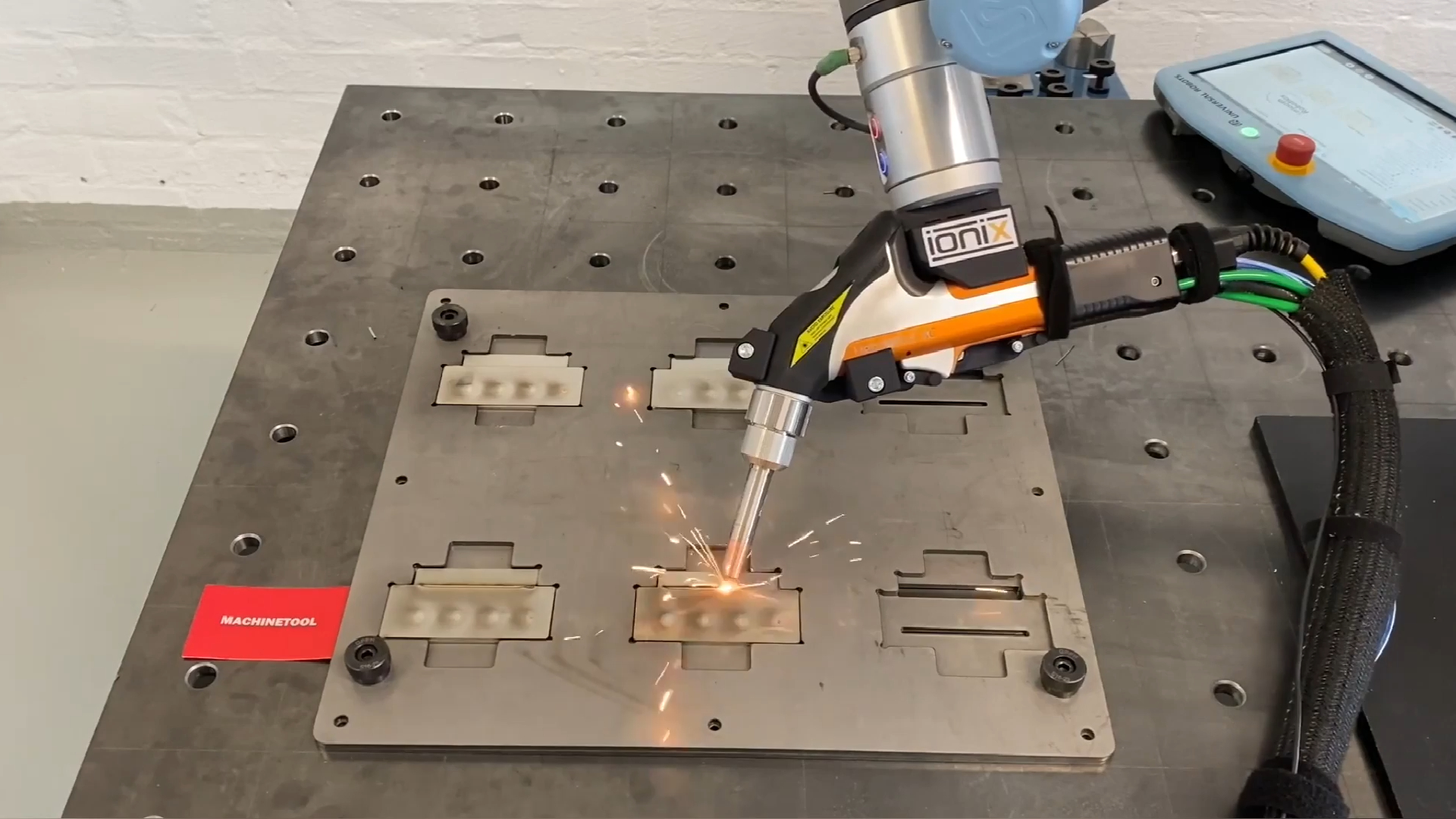 全自动焊接协作机器人机械手工作站生产线vs人工