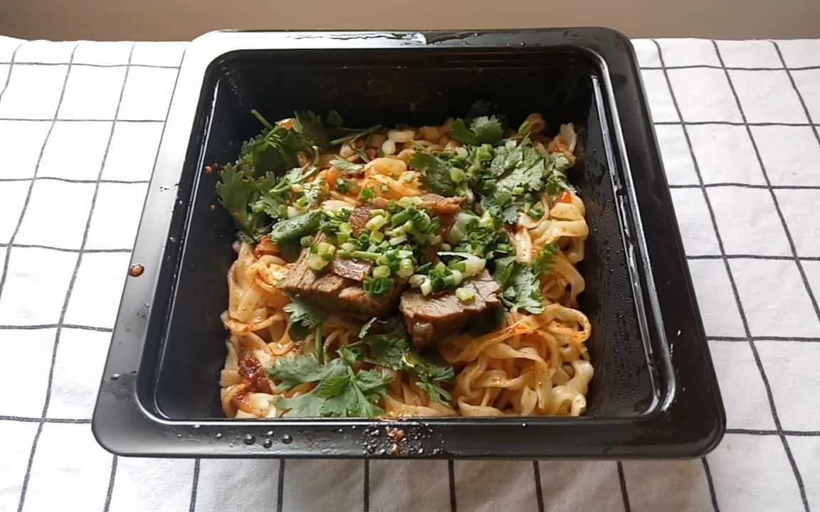 【外卖达人龙崎】16元吃康师傅私房牛肉面之秘制麻辣牛肉拌面