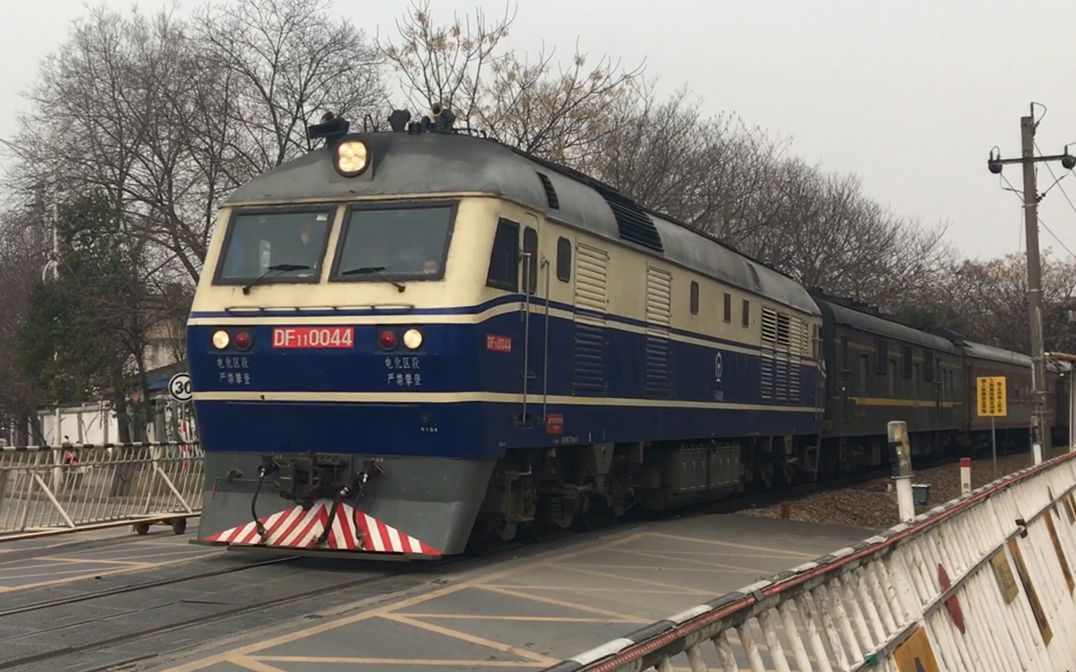 【中国铁路】k101次通过18km道口_哔哩哔哩 (゜-゜)つロ 干杯~-bili