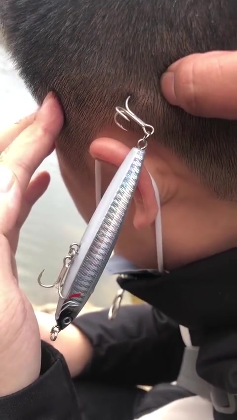 建议以后钓鱼戴头盔