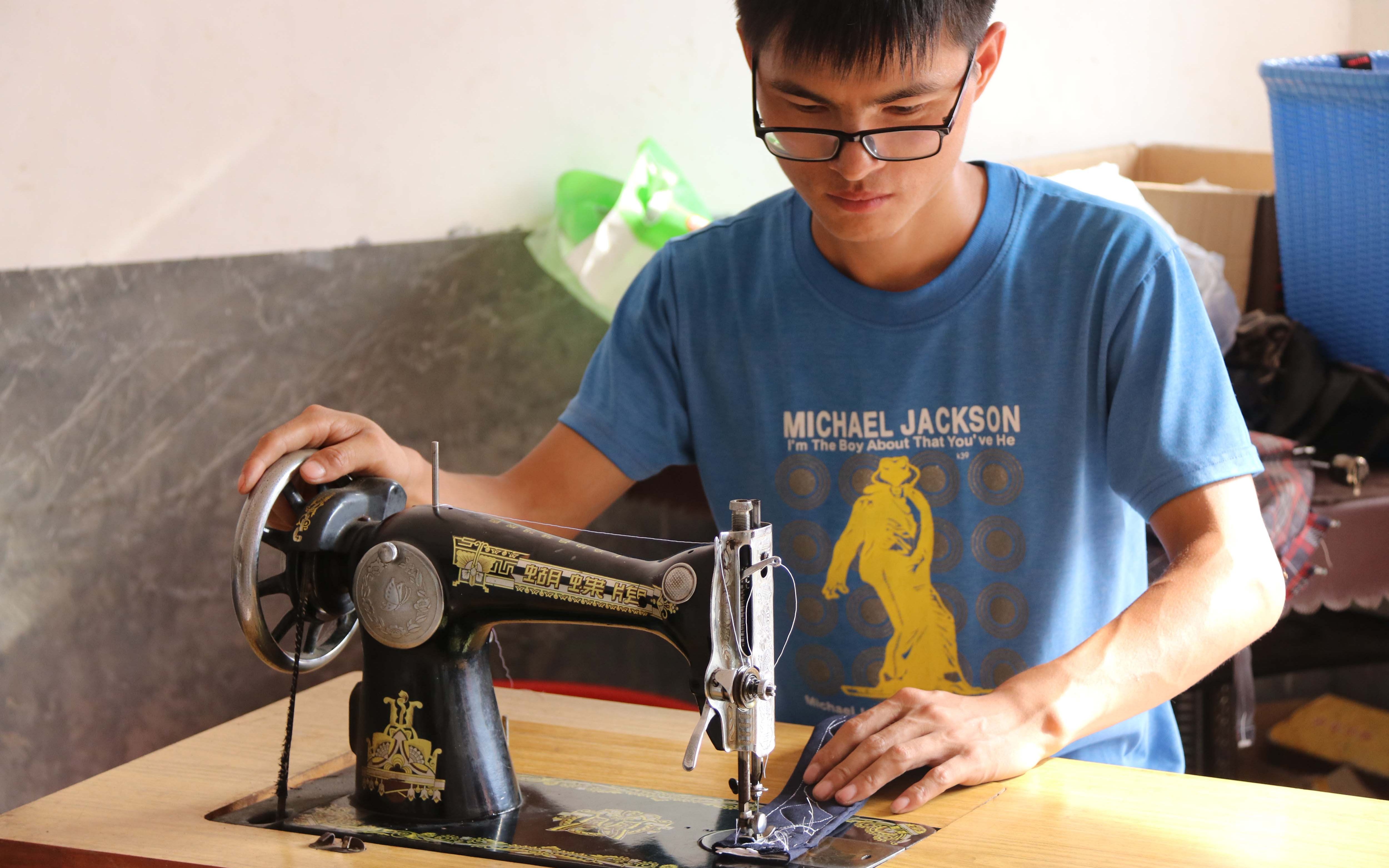 农村小帅居然会做针线活,厉害了我的哥!难道不怕扎到手么?