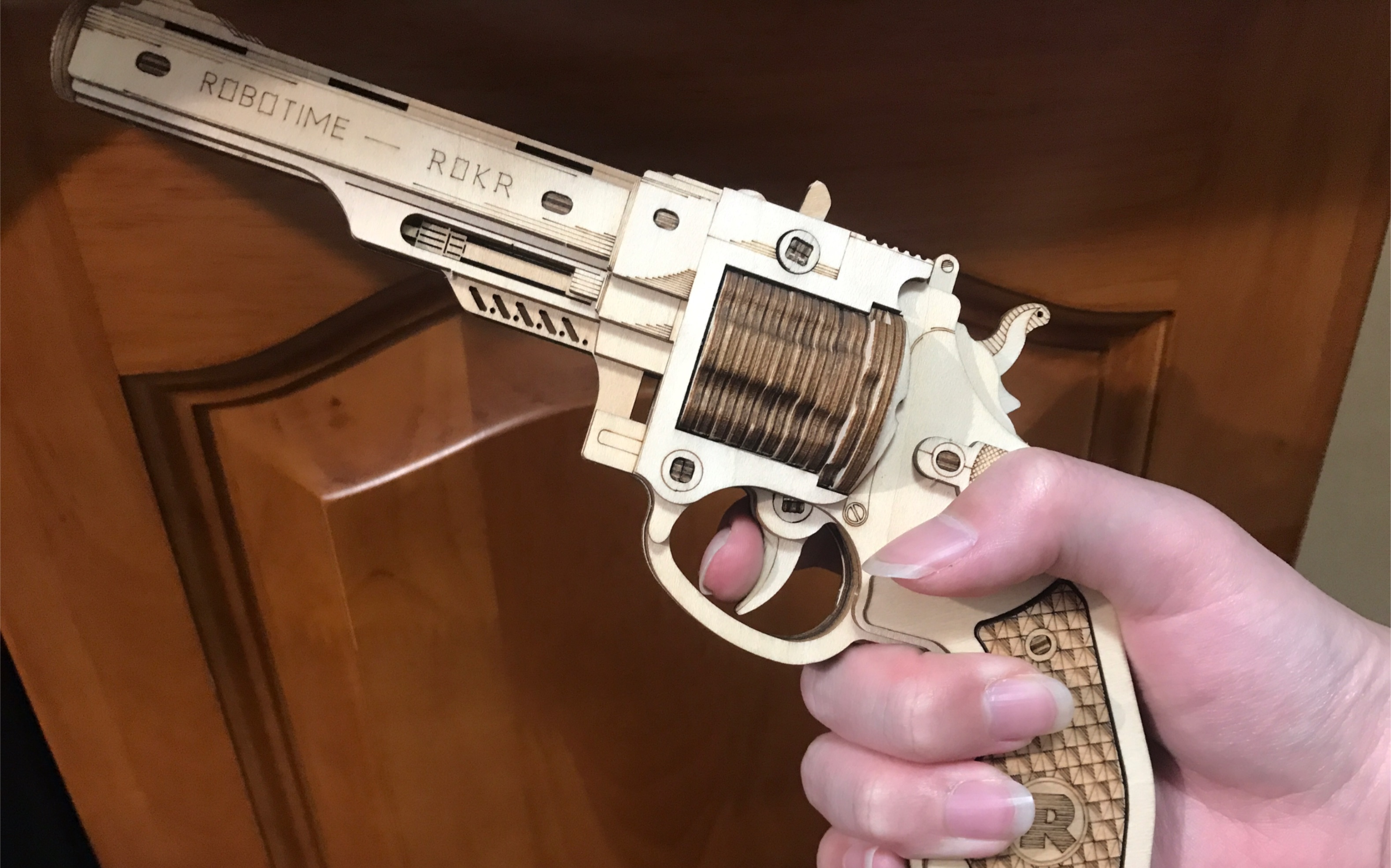 自制木质左轮手枪可装6发射击演示