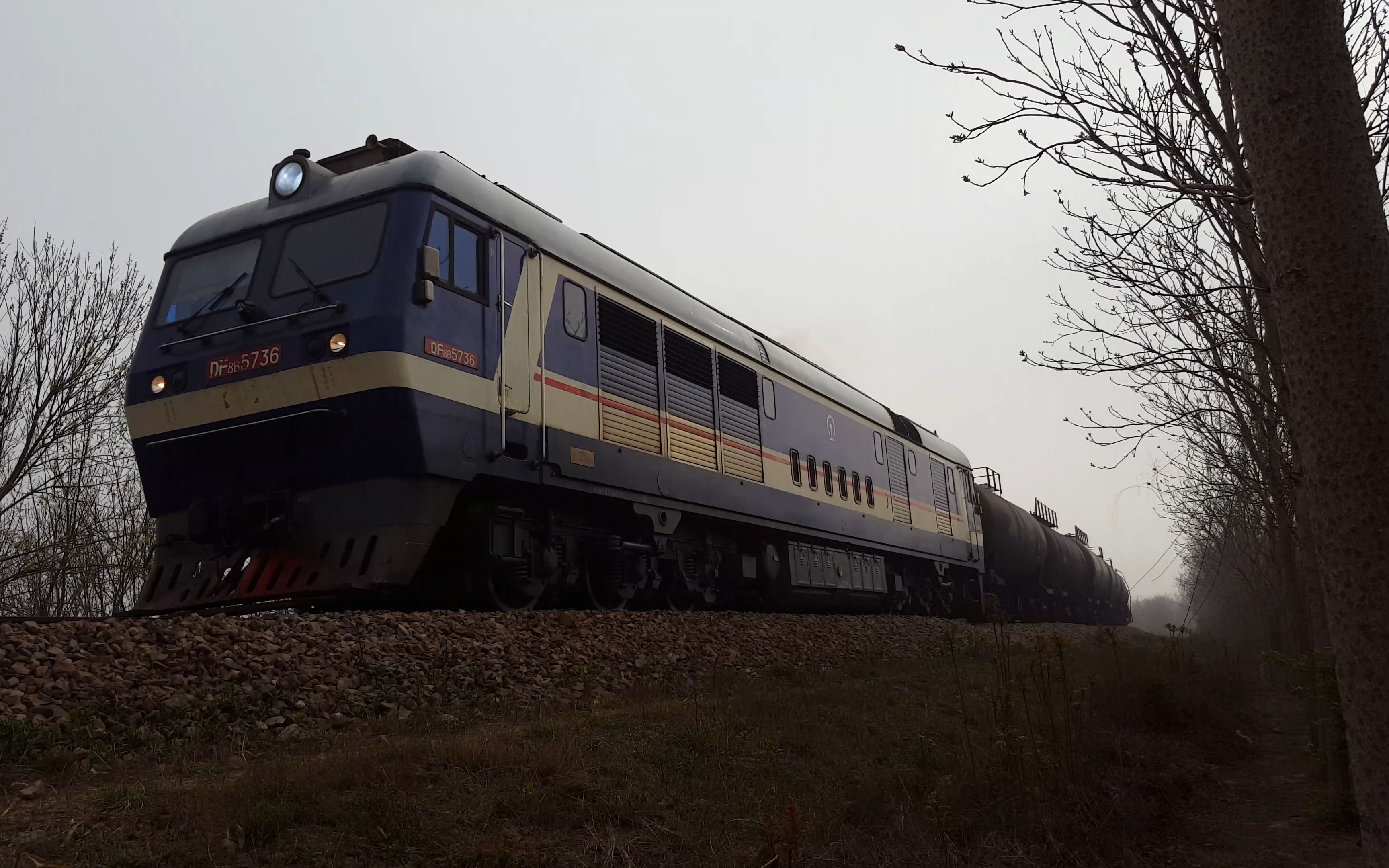 2016年4月13日 大莱龙铁路df8b 5736内燃机车牵引油罐车咆哮通过 时间