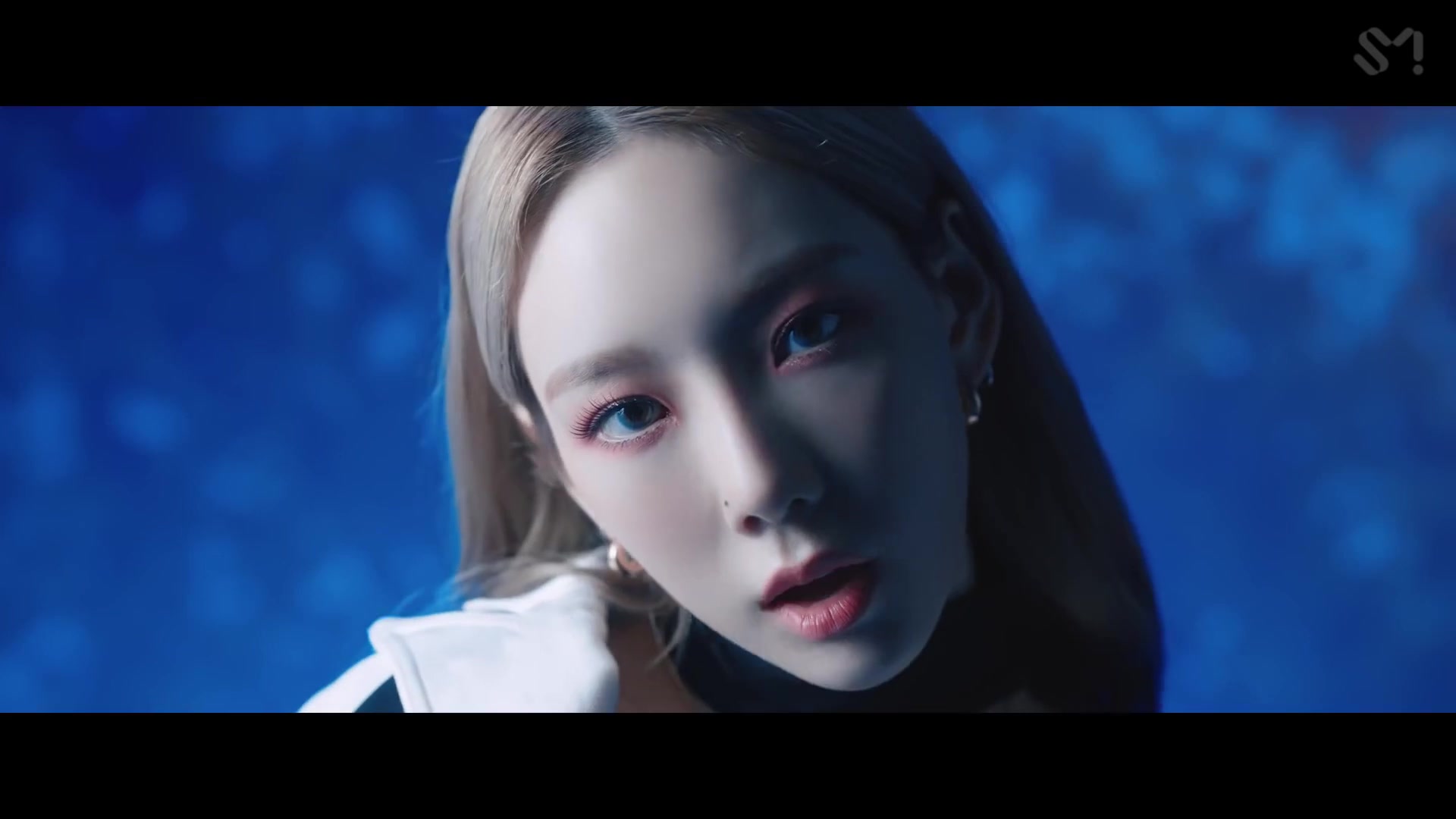 [图]小抽队长回归啦【泰妍中字MV】 TAEYEON - Spark{火花}高清