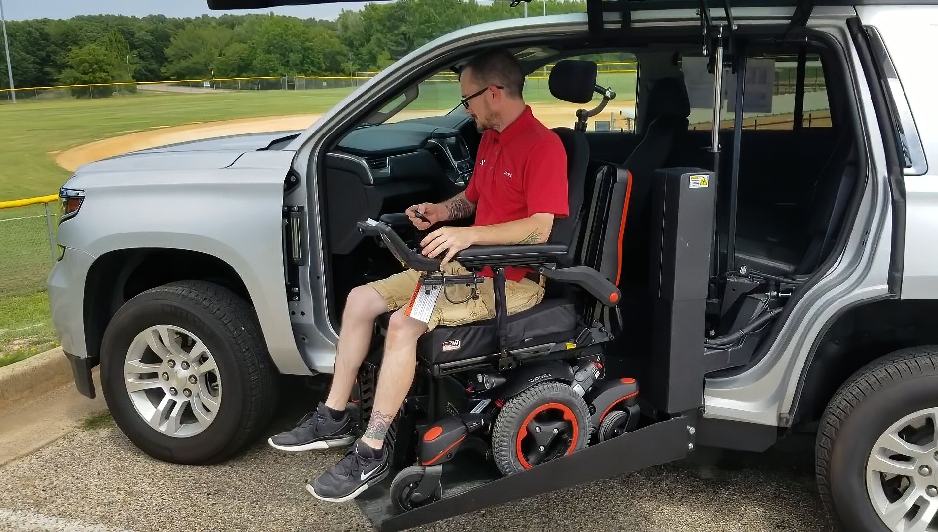 带"电梯"的轮椅汽车,仅需10秒钟,无需干预残疾人也能上下车