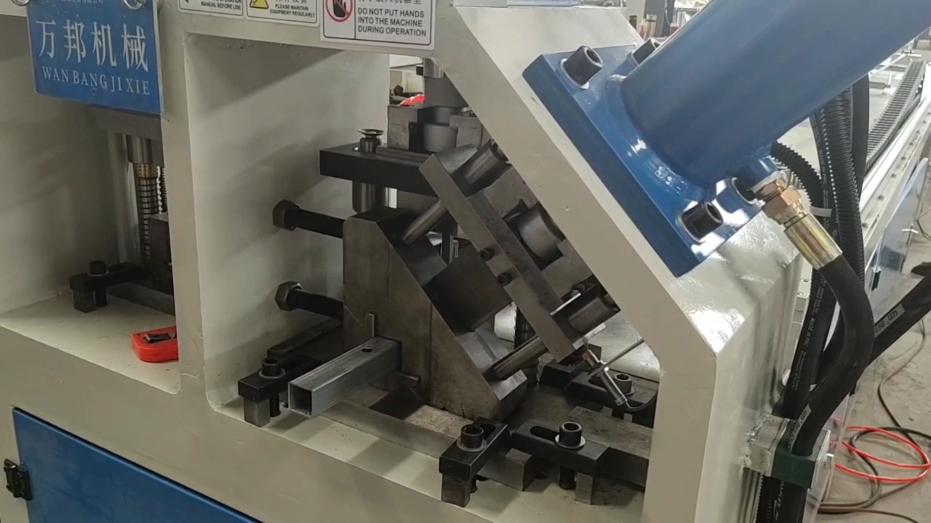 全自动数控冲孔冲断机 方管液压冲孔机 30方管冲6角孔加冲断一体,一次