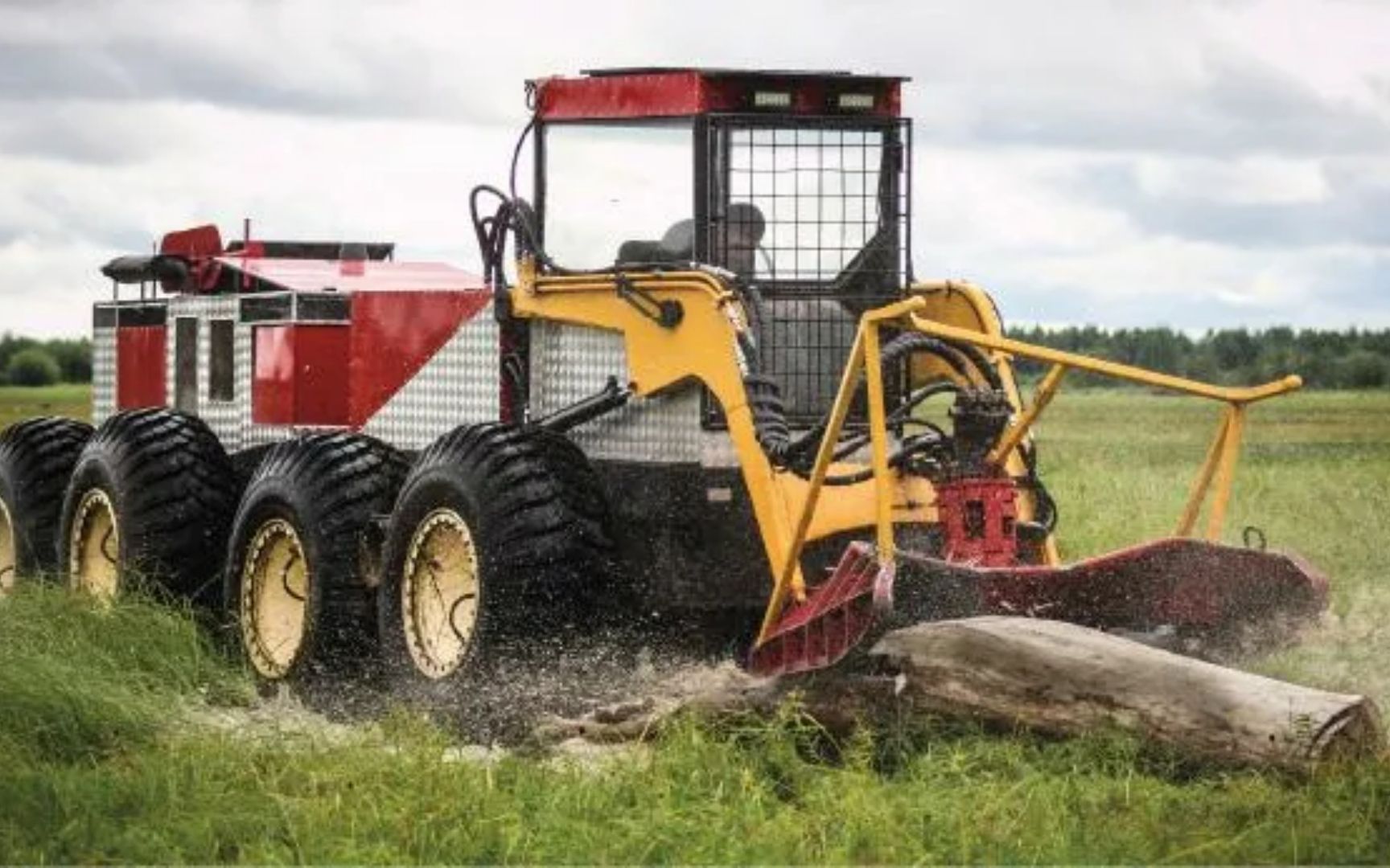 国外发明水陆两栖伐木车,锯片直径达1.5米,上坡下河无所不能