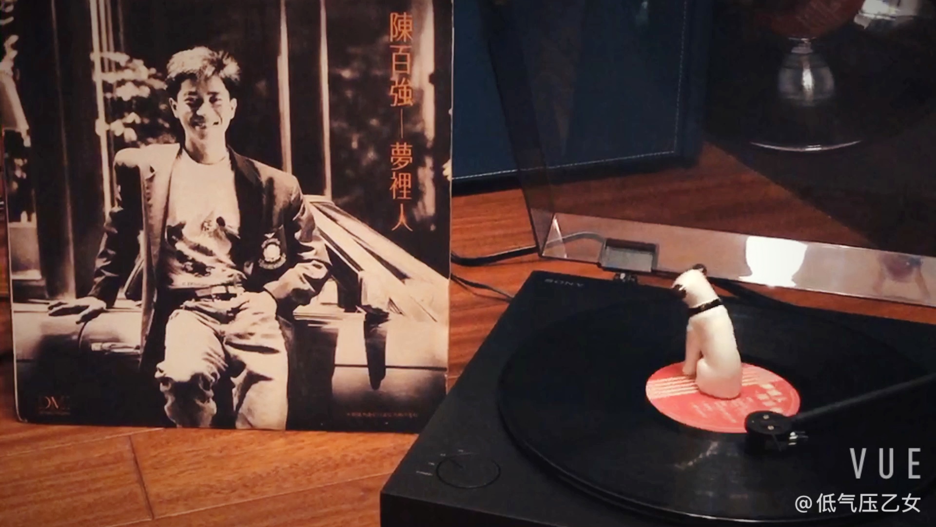 聆听丹尼仔唱歌的nipper