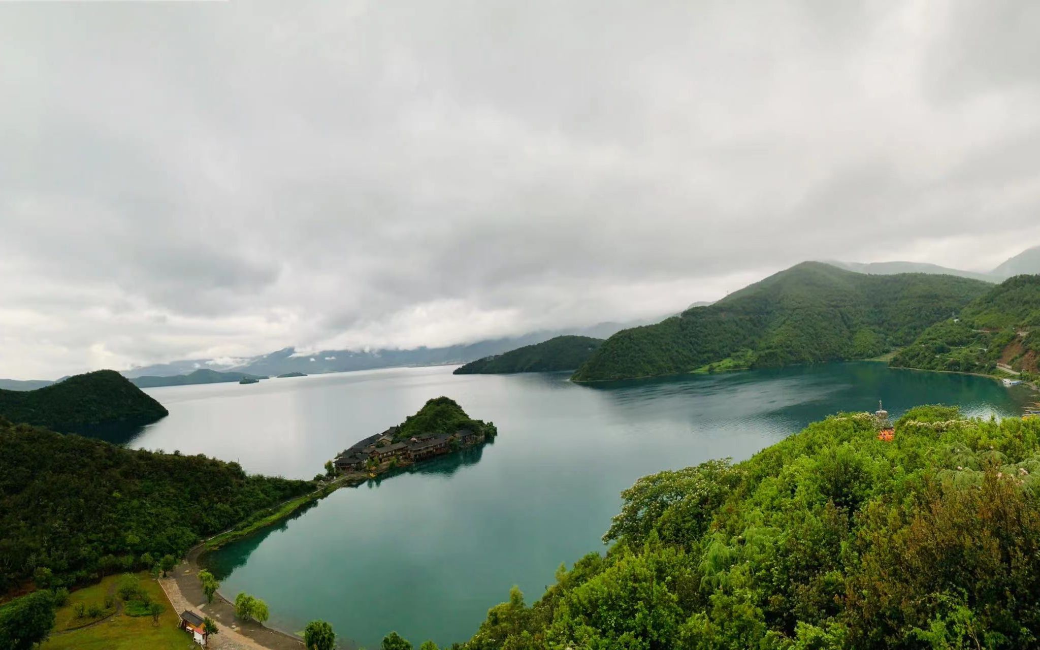 人圆圆之带你走云南-四川省凉山州盐源县与云南省宁蒗县交界处-泸沽湖