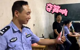 Download Video: 男子和网恋女友视频对面竟是警察：你对象被抓了，是个男的嘞！