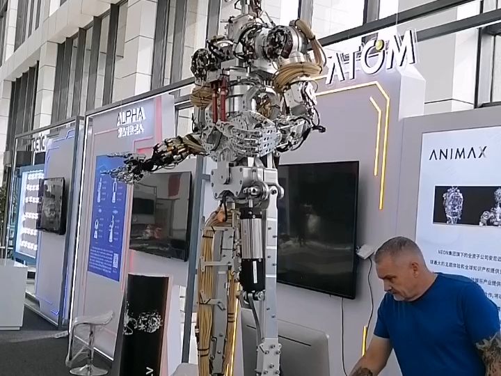 人形机器人动作蛮丝滑的,在不久的未来,不好好工作,会