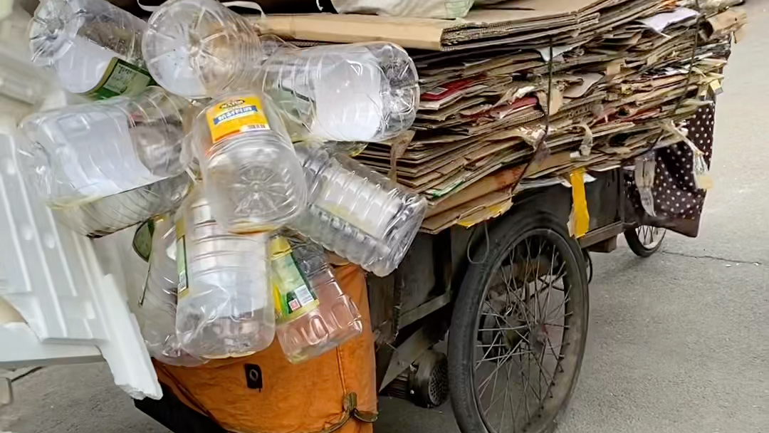 马路上遇到收废品的车子,你们会嫌弃吗?