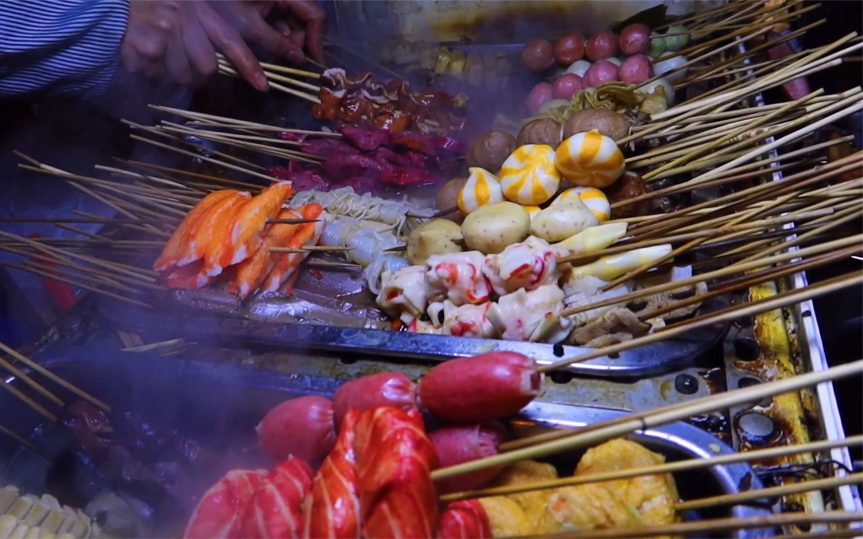 河南大姐在天津卖水煮串火了10年,日赚700元,却只能大半夜出摊