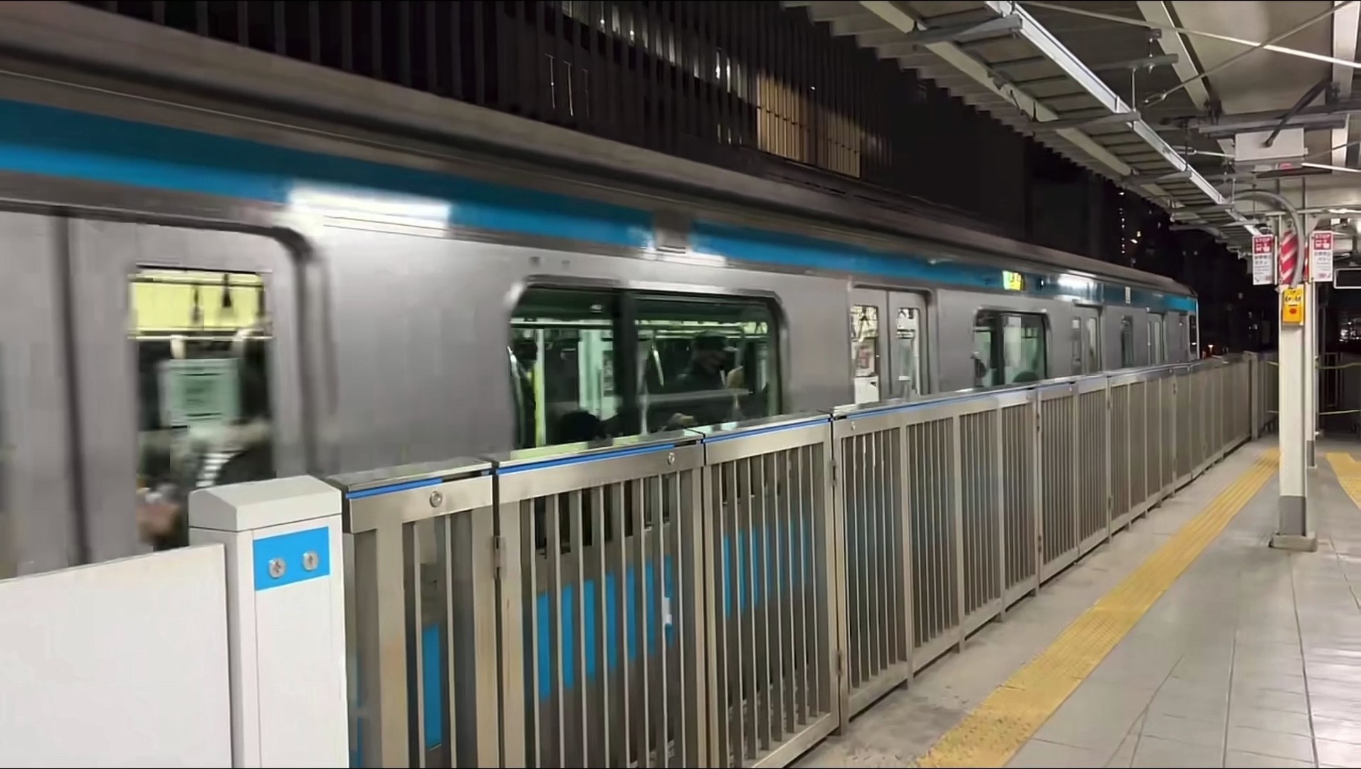 日本东京 jr山手线和京滨东北线两线路列车同时在御徒町站出站(山手线