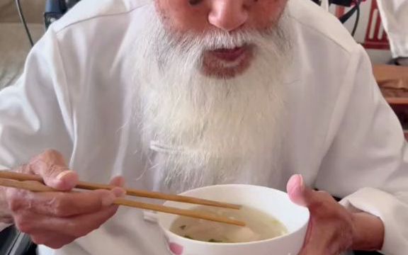 [图]107岁爷爷的午餐，一碗饺子一碗酒再加一碗羊肉汤，吃的香喝的香，身体长寿健康！#百岁老人#家的味道#家有一老如有一宝#一家人在一起就是幸福#平平淡淡小日子