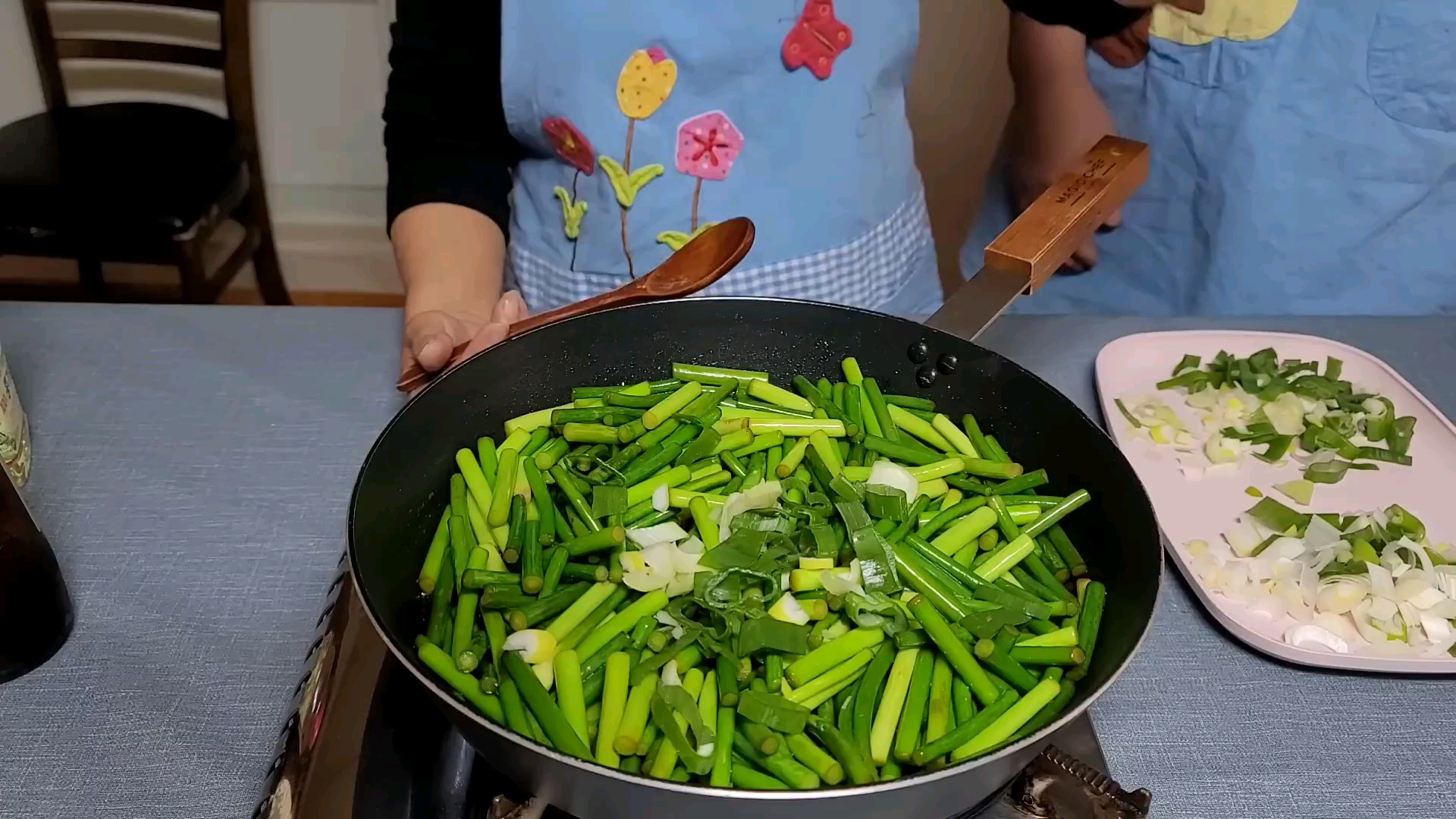 [图]【家常饭吃播 夫妻】果然家常饭是最棒的☆泡菜豆芽汤、炒蒜薹、凉拌豆芽、炖莲藕、紫菜