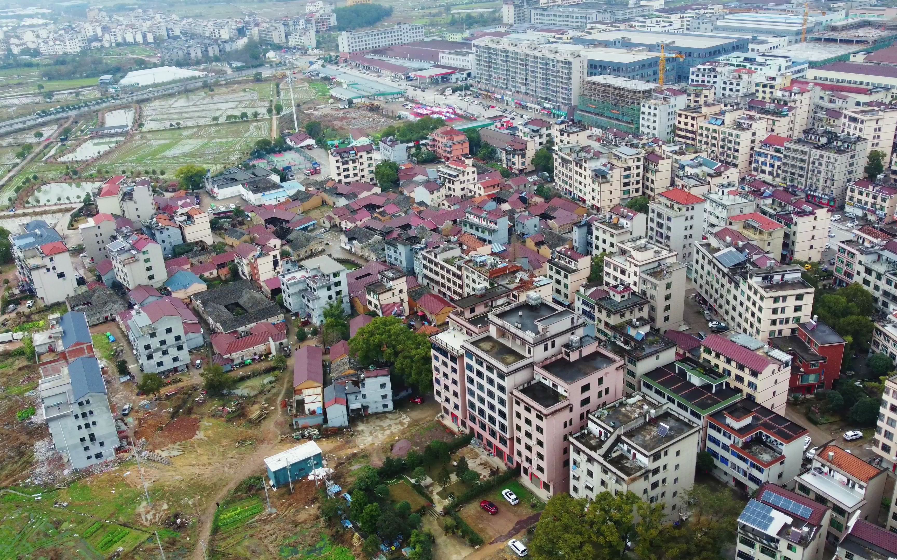 航拍浙江永康排塘村,旁边就是工业区