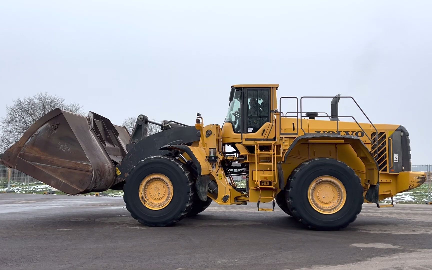 沃尔沃l350f装载机操作展示