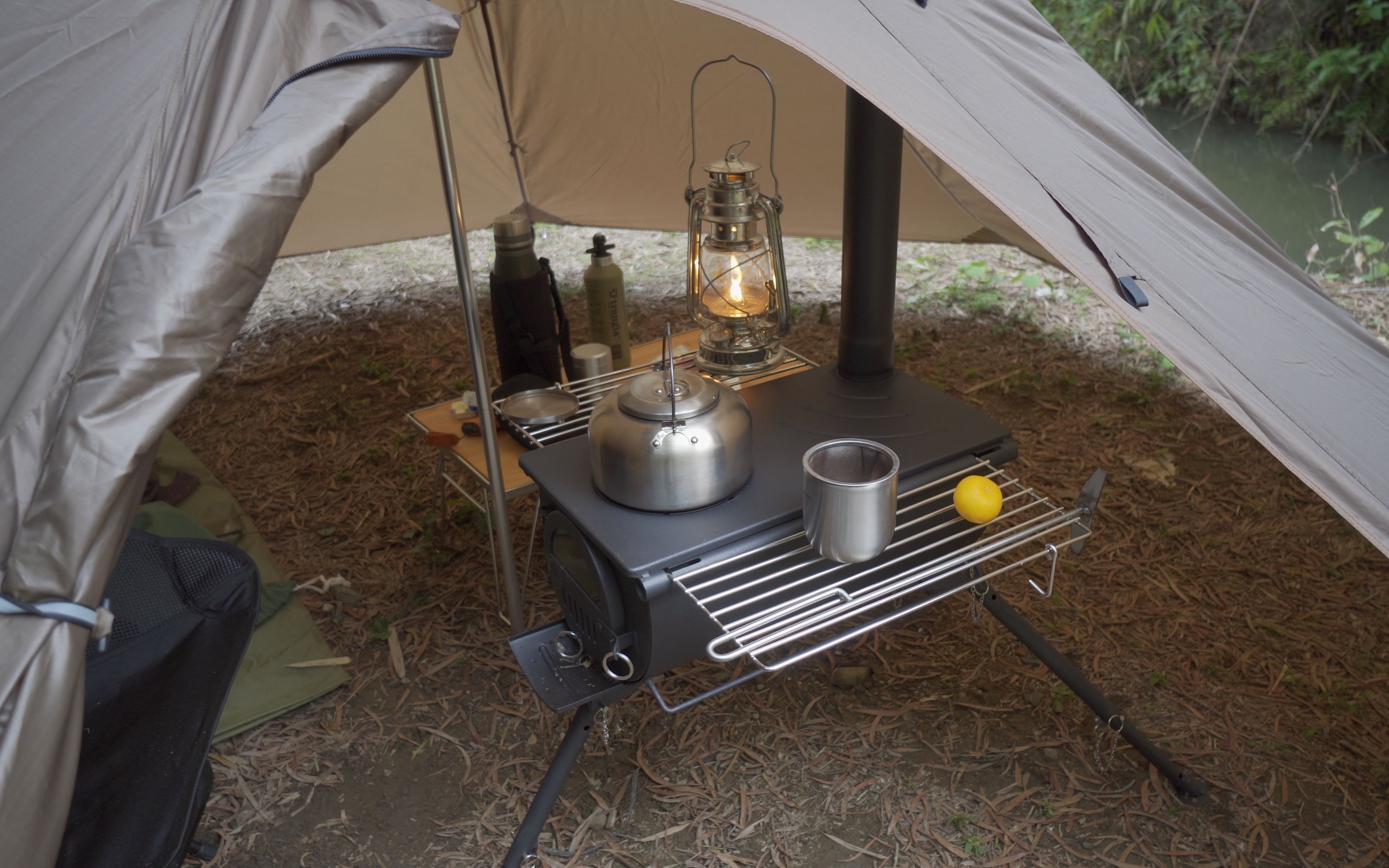 广东春日溪边露营帐篷柴火炉文火慢煎牛排一个惬意的下午