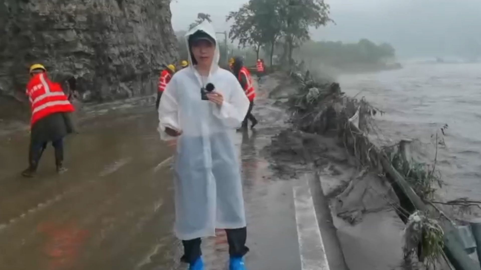 记者探访北京房山河北镇:沿途建筑、路桥损毁严重 道路正抢修中哔哩哔哩bilibili