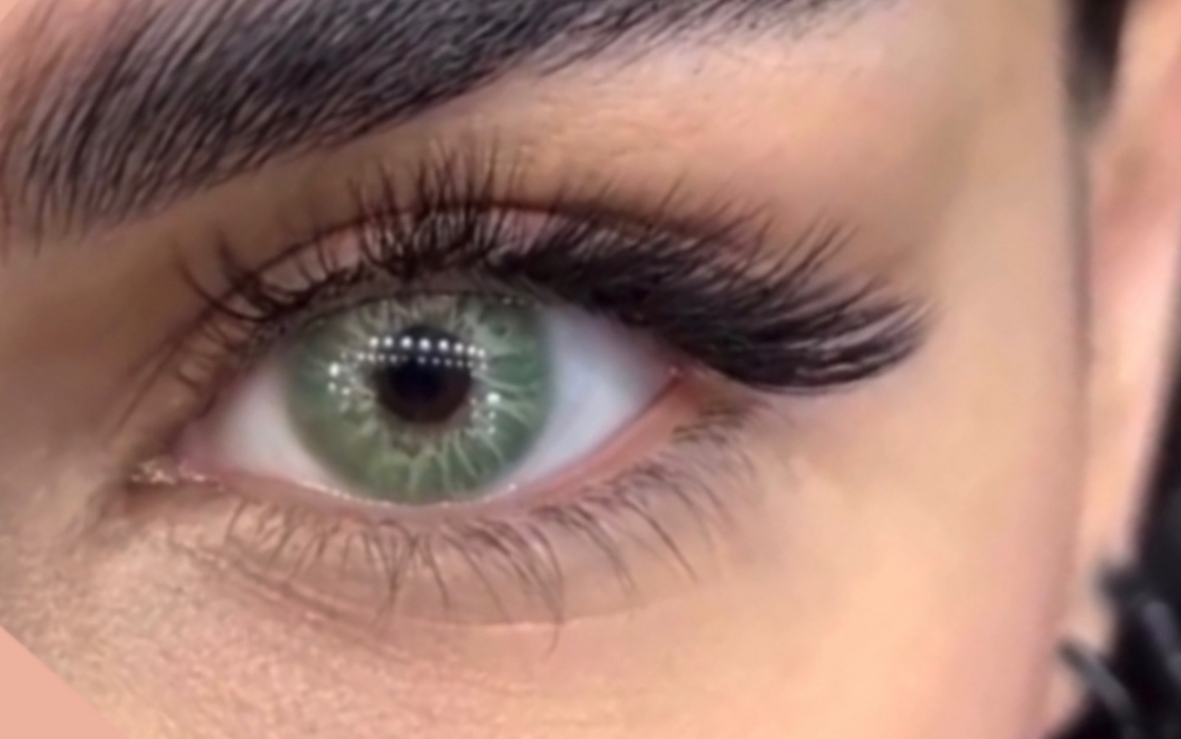 老外上眼仿真虹膜!小直径混血直接换人种