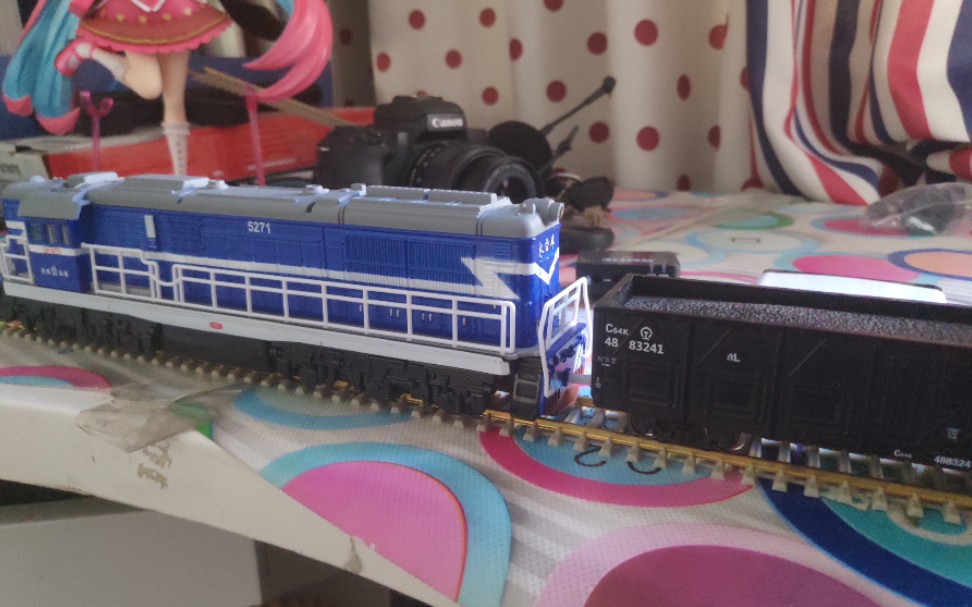 火车模型30块钱入手的df7c内燃机车模型没有轨道也可以跑太棒了