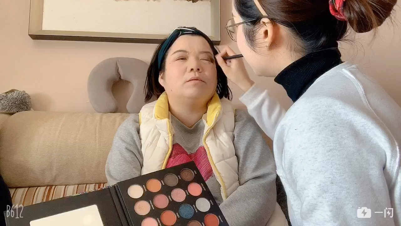 帮妈妈化妆!论彩虹屁的最高境界